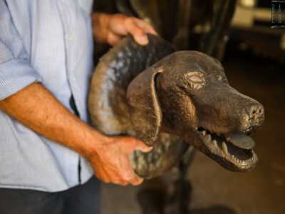 Il maestro ci mostra anche la testa di un cane che raffigura Stella, la sua amica a quattro zampe...